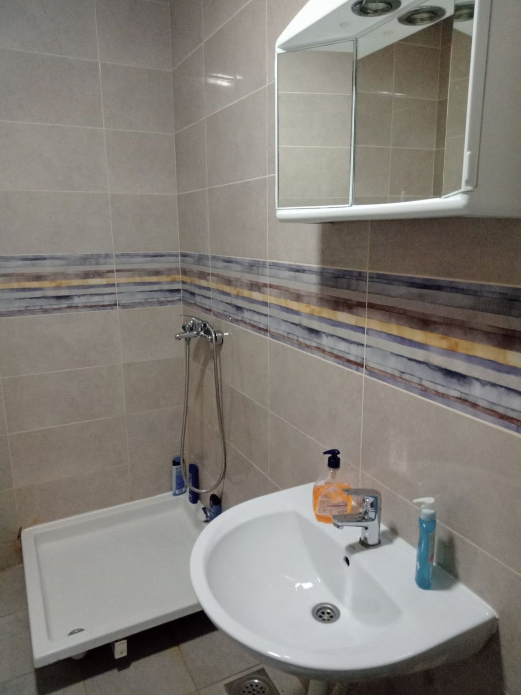 Uknjižen jednoiposoban nov stan   062 792 583 3