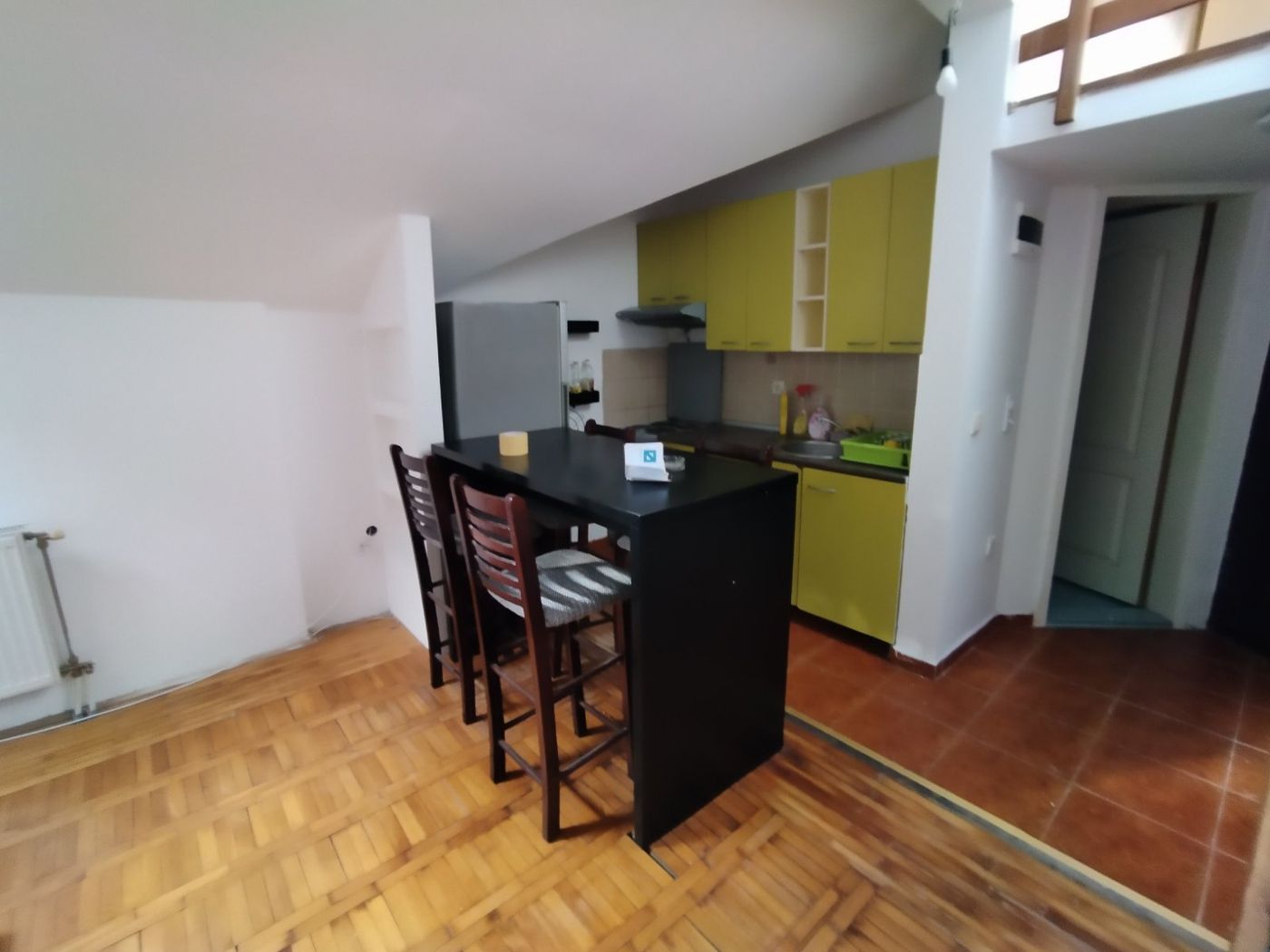 Uknjižen jednoiposoban stan sa galerijom   062 792 583 4