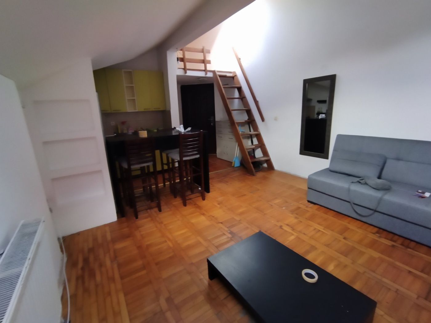 Uknjižen jednoiposoban stan sa galerijom   062 792 583 3