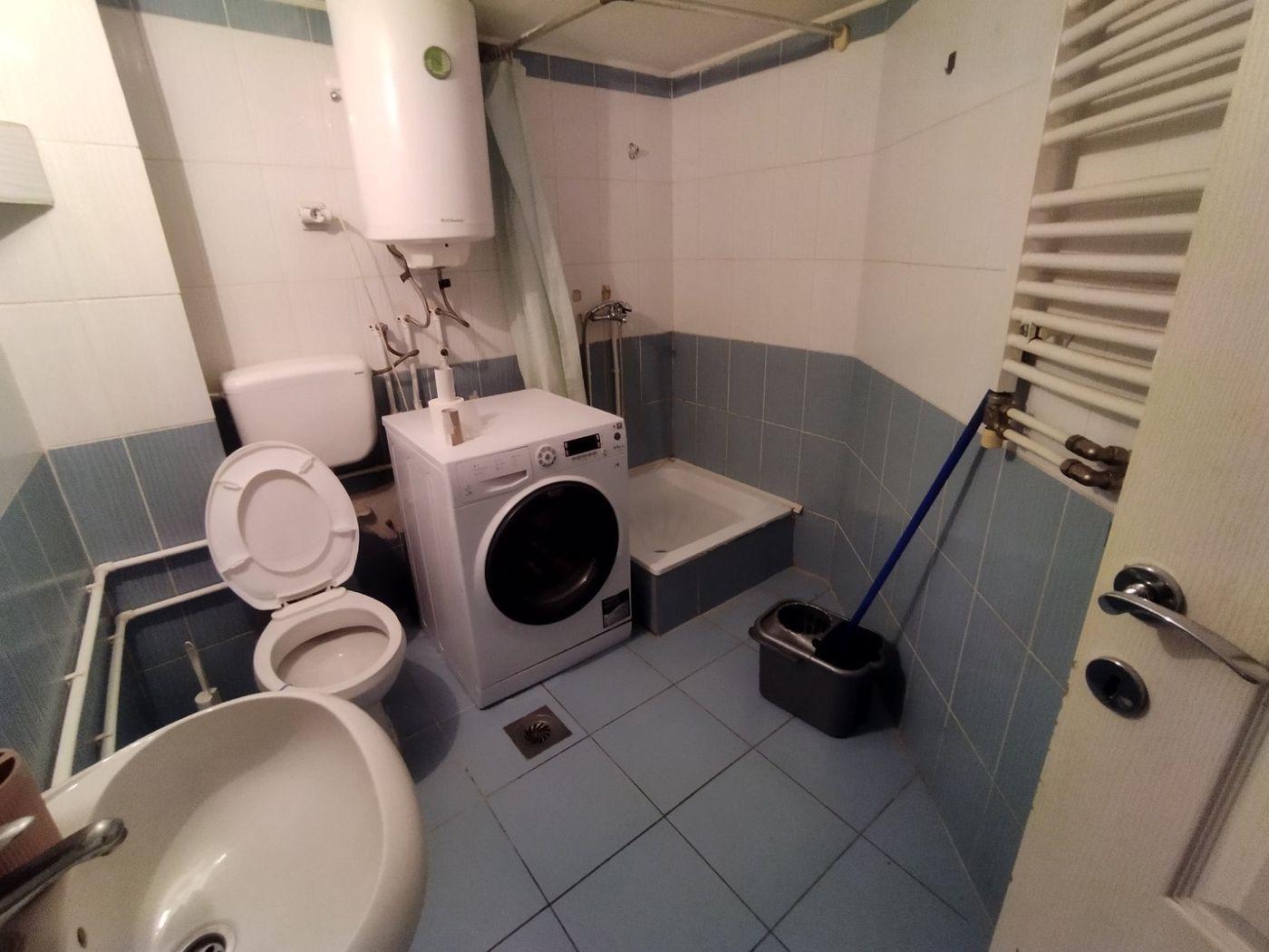 Uknjižen jednoiposoban stan sa galerijom   062 792 583 5