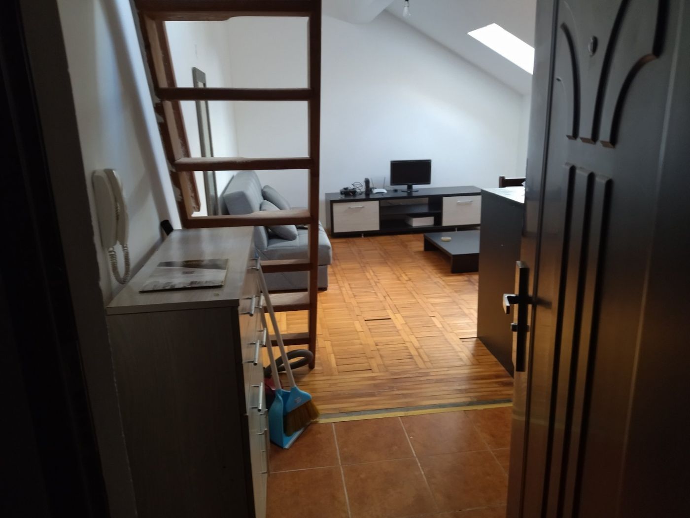 Uknjižen jednoiposoban stan sa galerijom   062 792 583 2