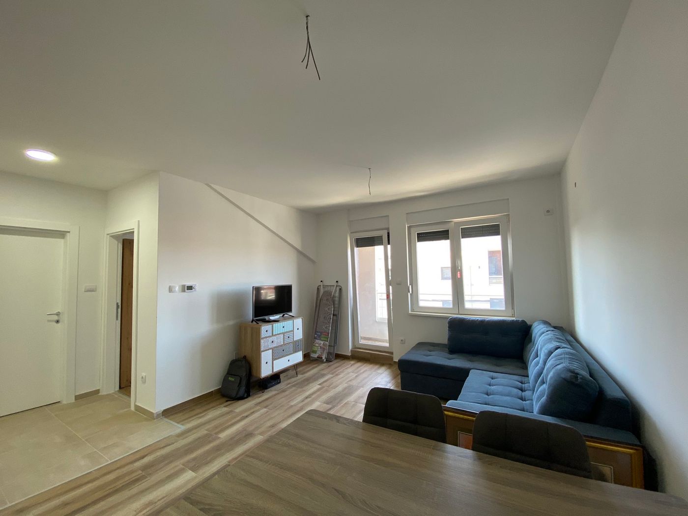 Kompletno namešten jednoiposoban stan   uknjižen 062 792 583 1