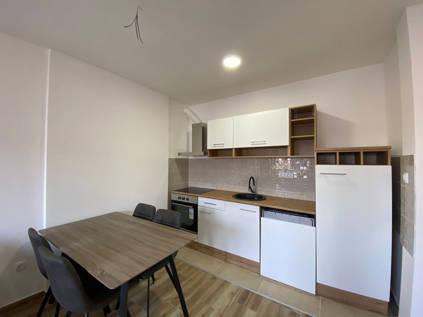 Kompletno namešten jednoiposoban stan   uknjižen 062 792 583 3