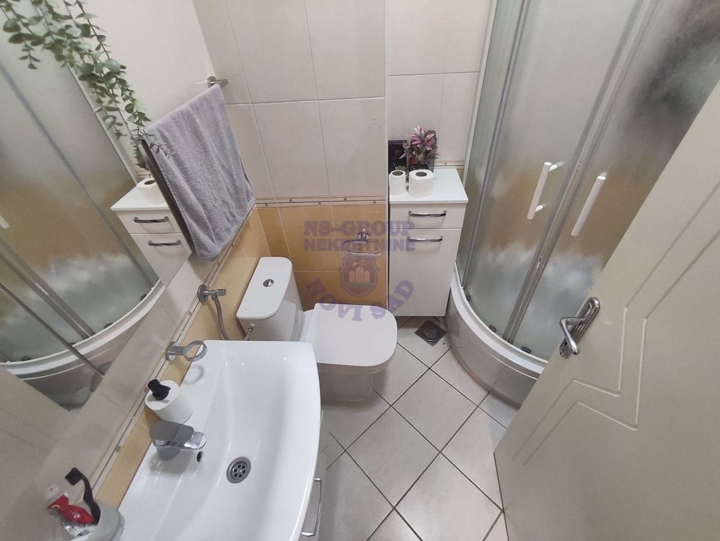 Kompletno namešten dvosoban stan idealnog rasporeda    062 792 583 4