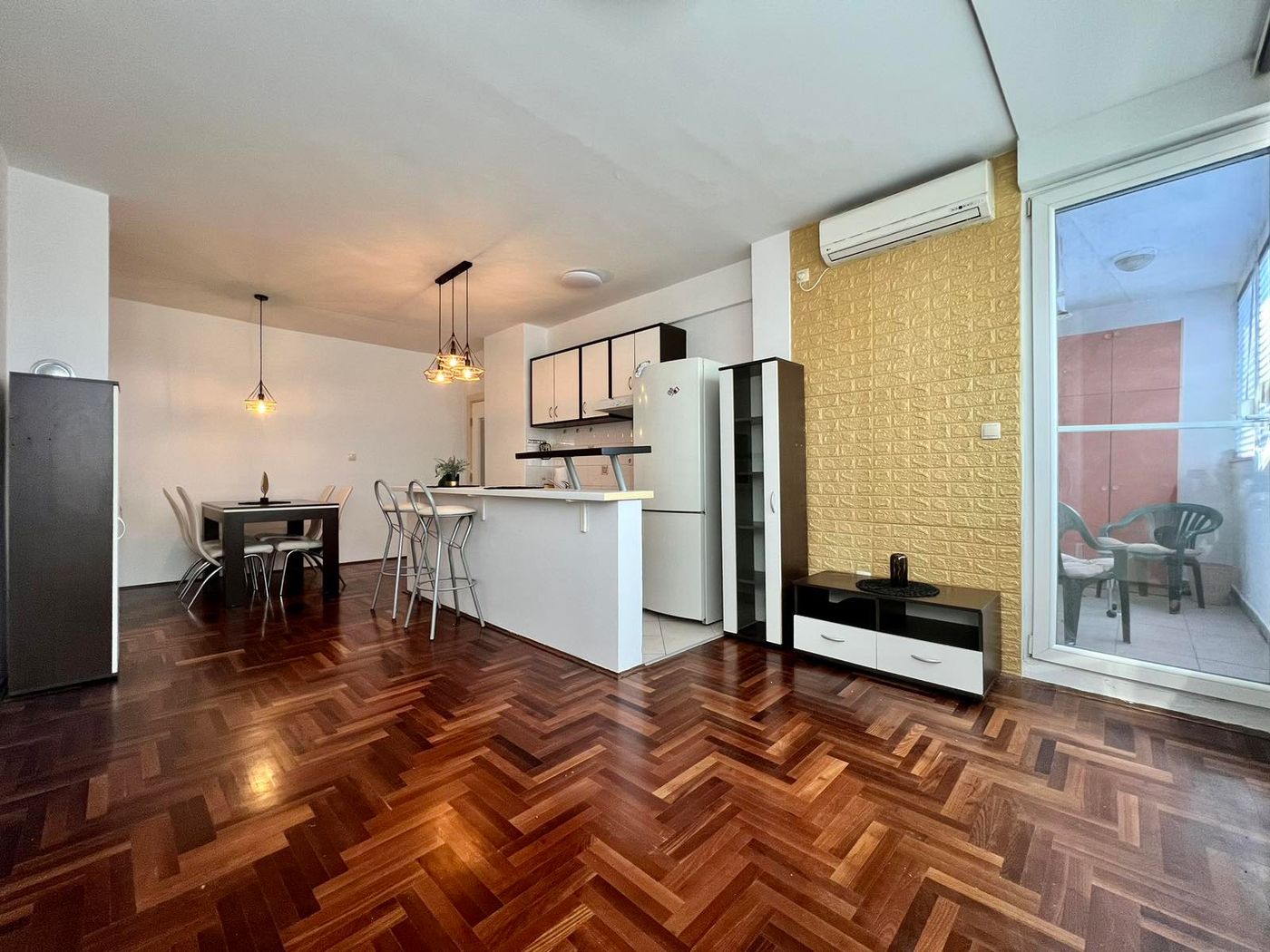 Uknjižen dvosoban stan   bez ulaganja   062 792 583 2