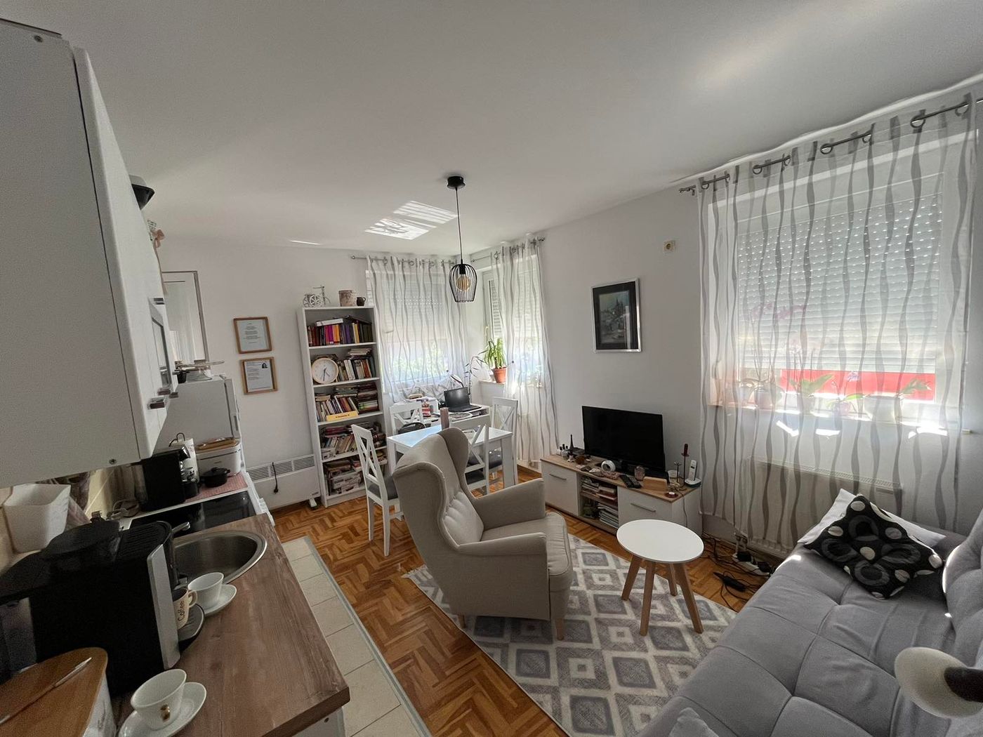 Uknjižen jednoiposoban   parking za stanare   062792583 1