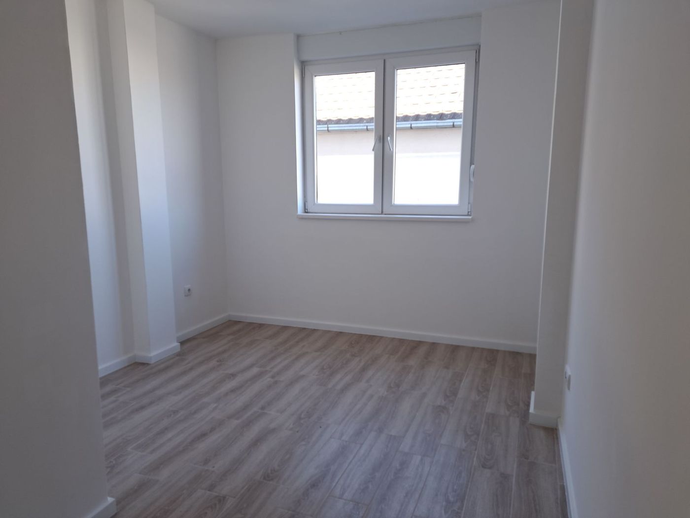 Uknjižen odmah useljiv trosoban stan   cena sa PDV om  parking mesto 062 792 583 4