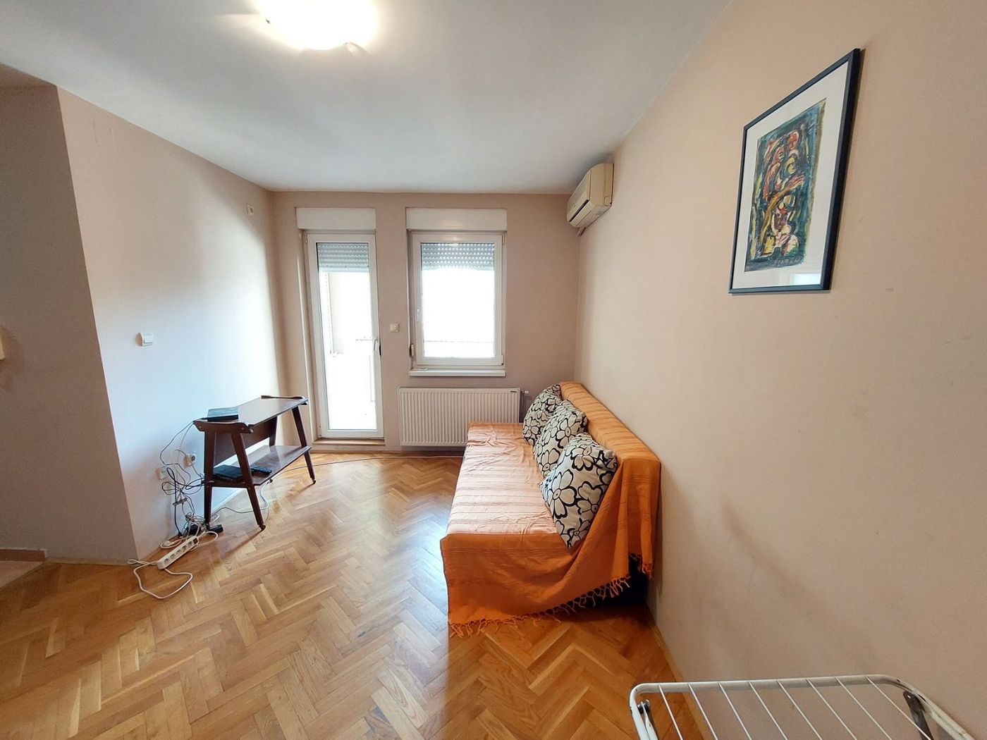 Uknjižen   odmah useljiv jednoiposoban stan   062 792 583 2