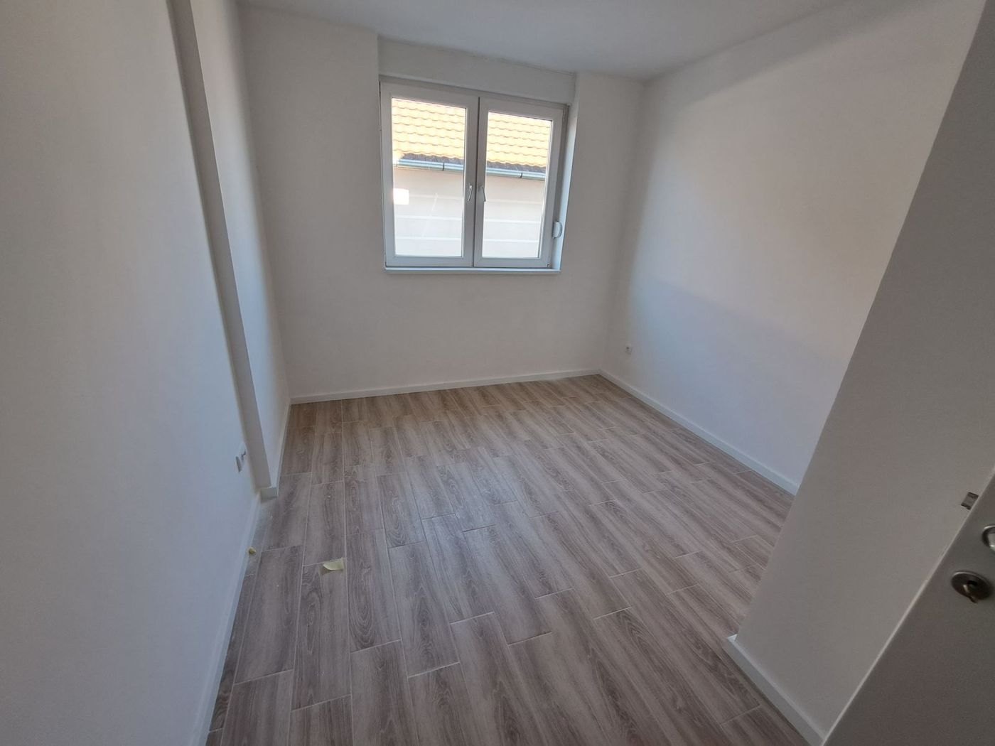 Uknjižen odmah useljiv trosoban stan   cena sa PDV om  parking mesto 062 792 583 3