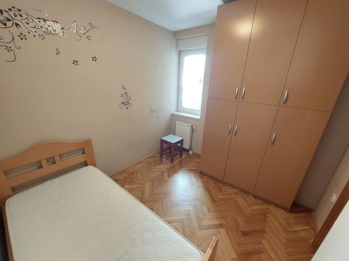 Uknjižen   odmah useljiv jednoiposoban stan   062 792 583 3