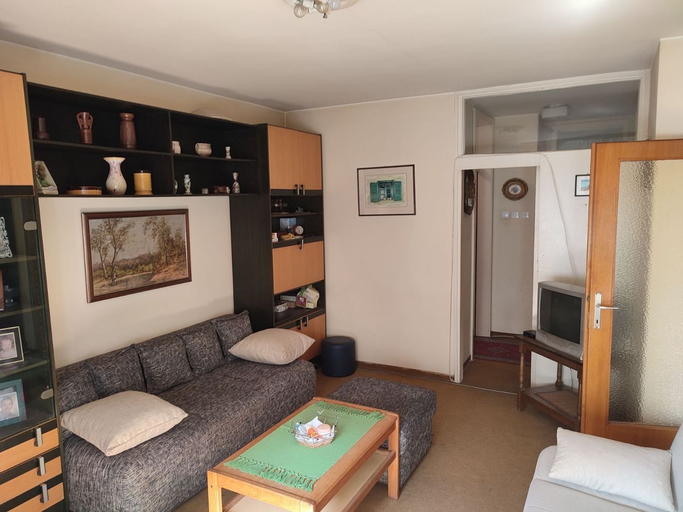 Uknjižen dvosoban stan   prilika za renoviranje   062 792 583 2