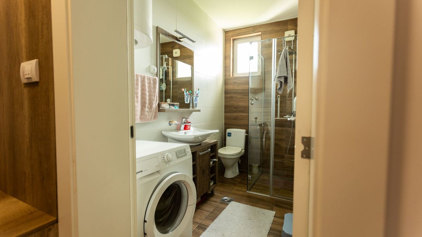 Kompletno namešten   nov dvosoban stan   062 792 583 5