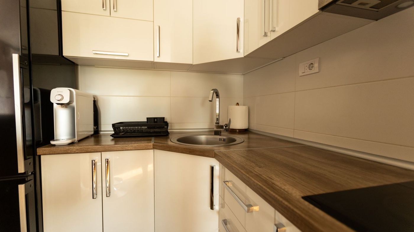 Kompletno namešten   nov dvosoban stan   062 792 583 3