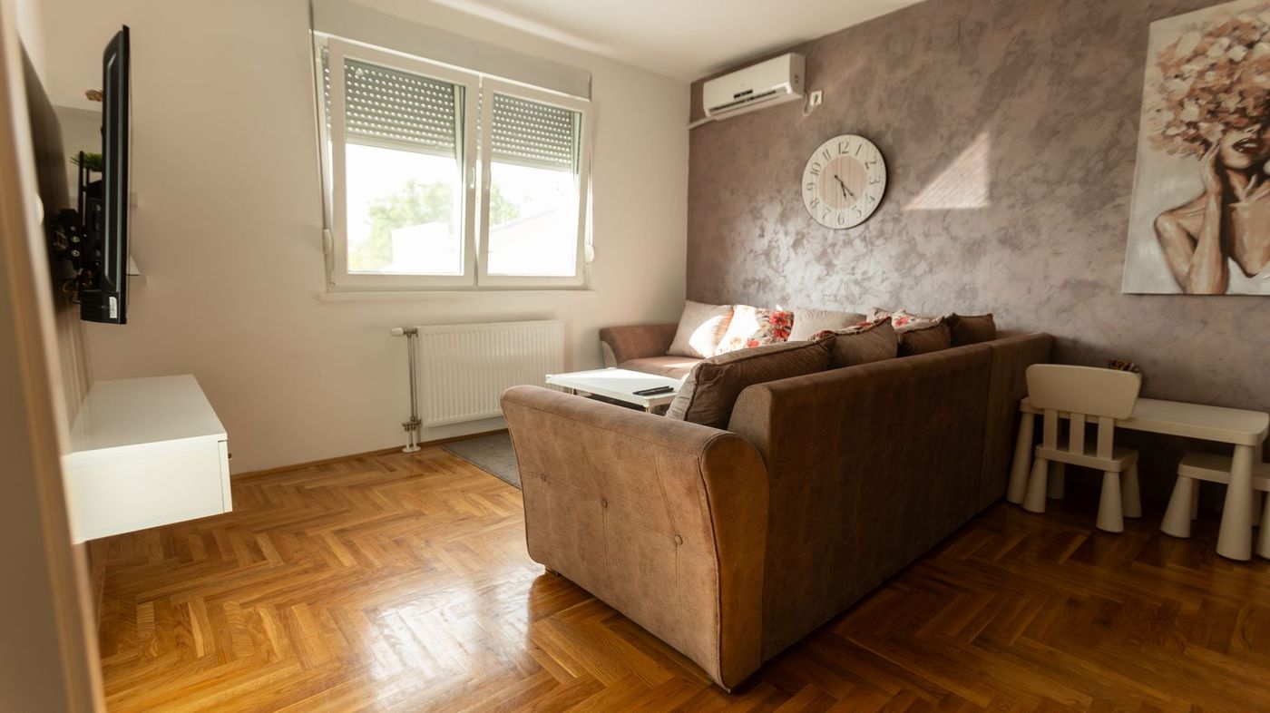 Kompletno namešten   nov dvosoban stan   062 792 583 2