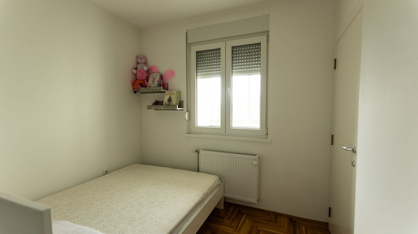 Kompletno namešten   nov dvosoban stan   062 792 583 4