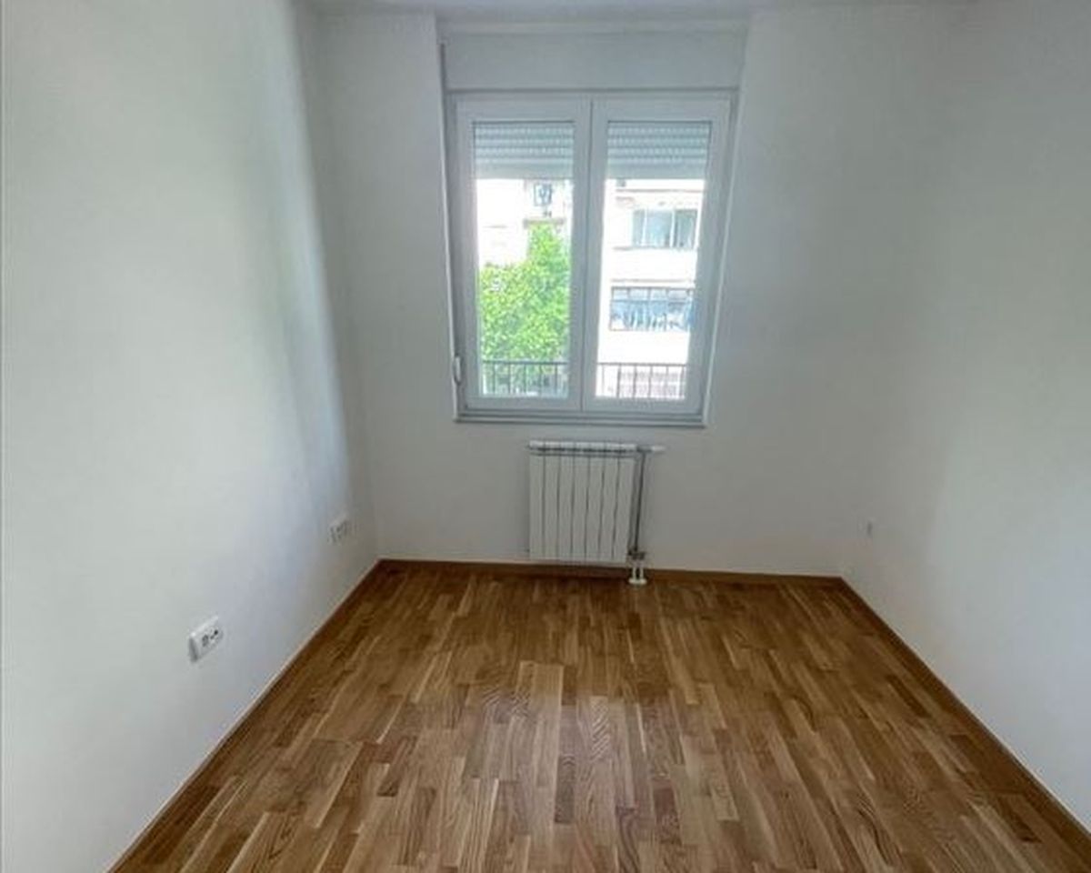 Nov troiposoban stan idealnog rasporeda   odmah useljiv   062 792 583 4