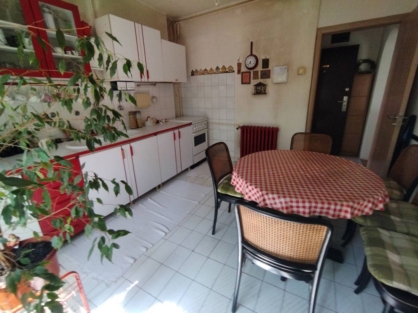 Povoljan dvosoban stan na Satelitu   062 792 583 5