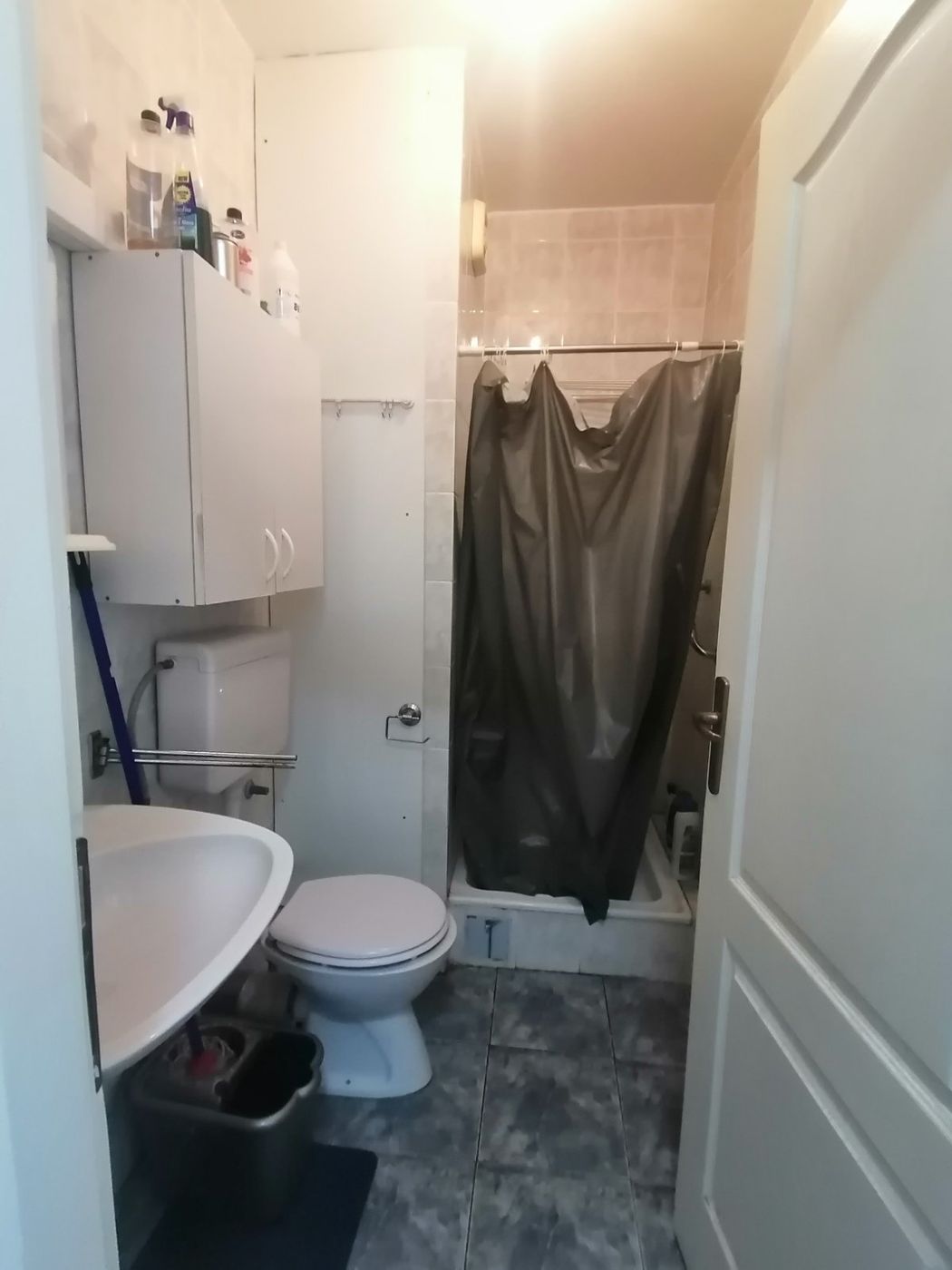 Uknjižena garsonjera na mirnoj lokaciji   062 792 583 4