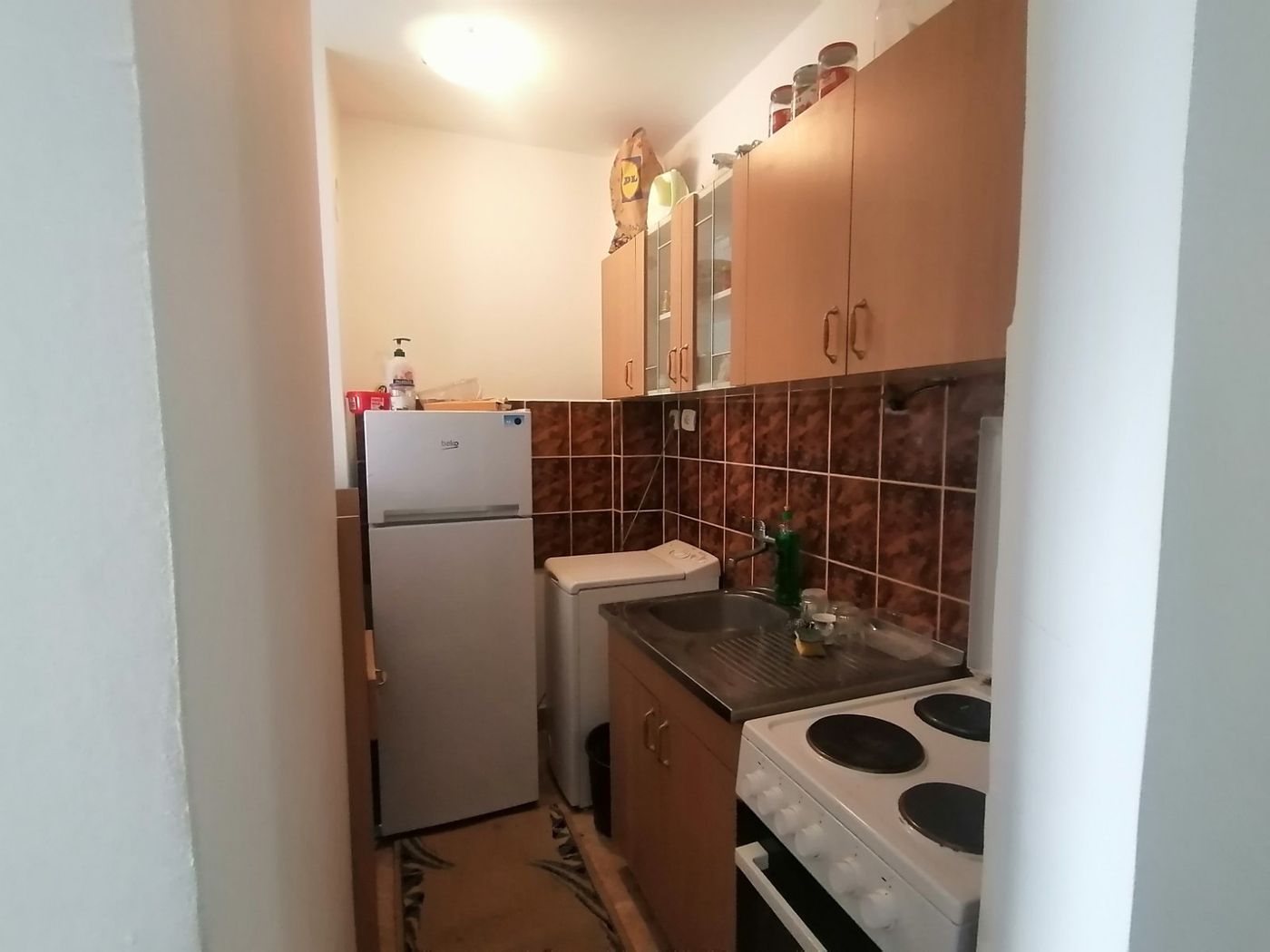 Uknjižena garsonjera na mirnoj lokaciji   062 792 583 3