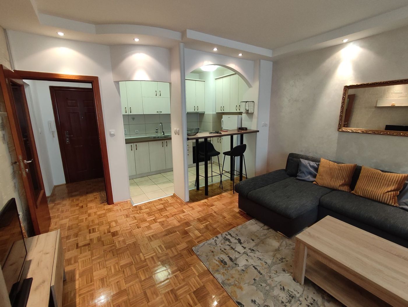 Uknjižen dvosoban stan   kompletno renoviran   062 792 583 1