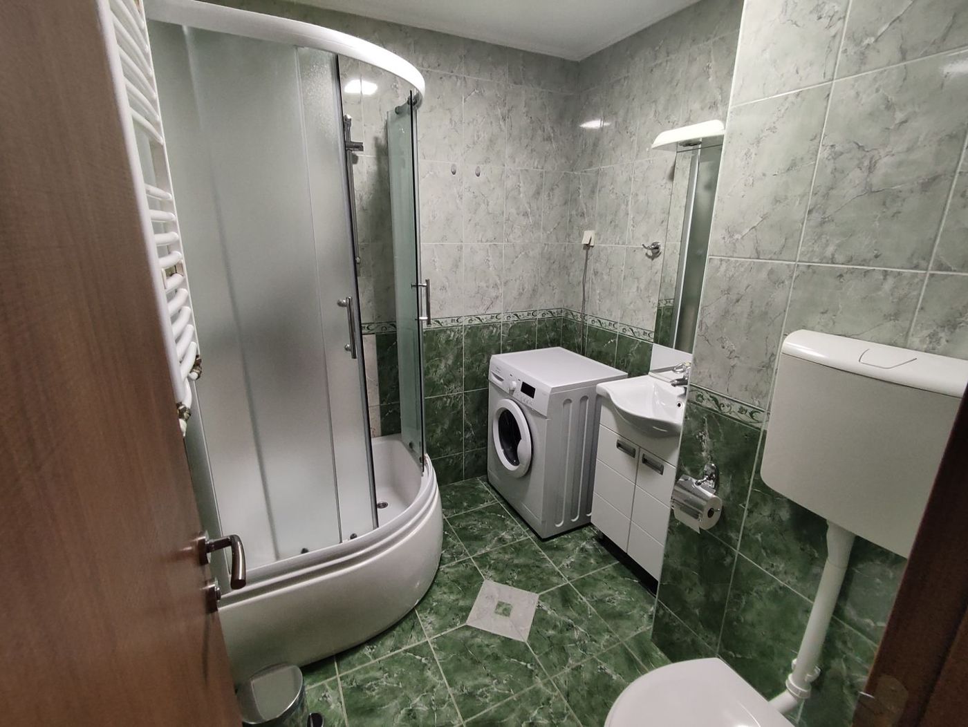 Uknjižen dvosoban stan   kompletno renoviran   062 792 583 4