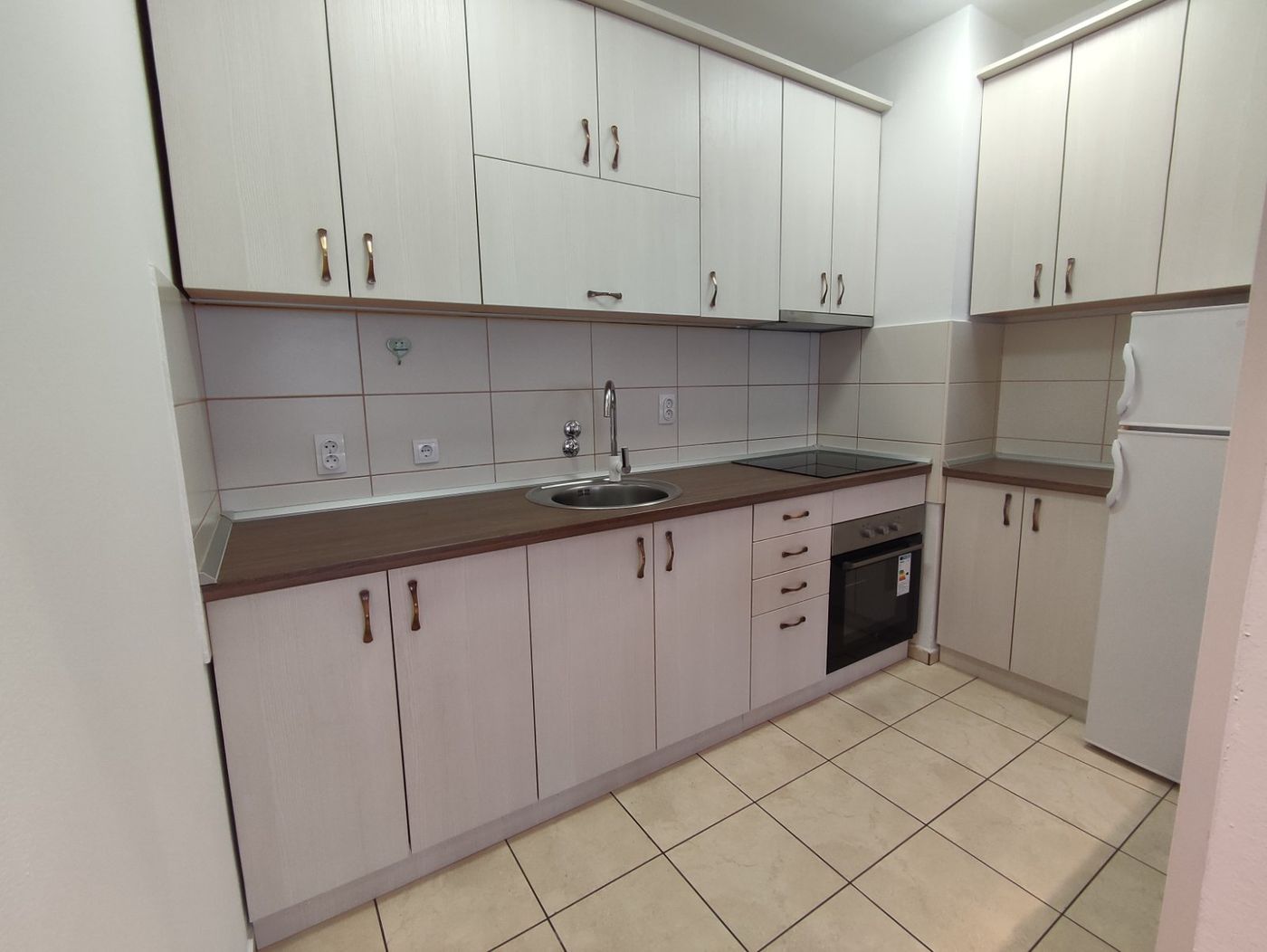 Uknjižen dvosoban stan   kompletno renoviran   062 792 583 3