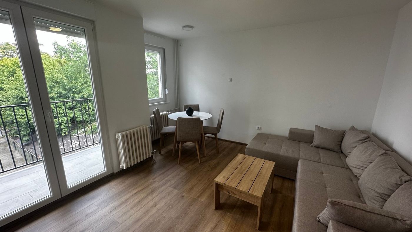 Uknjižen i kompletno renoviran dvosoban stan   062 792 583 2