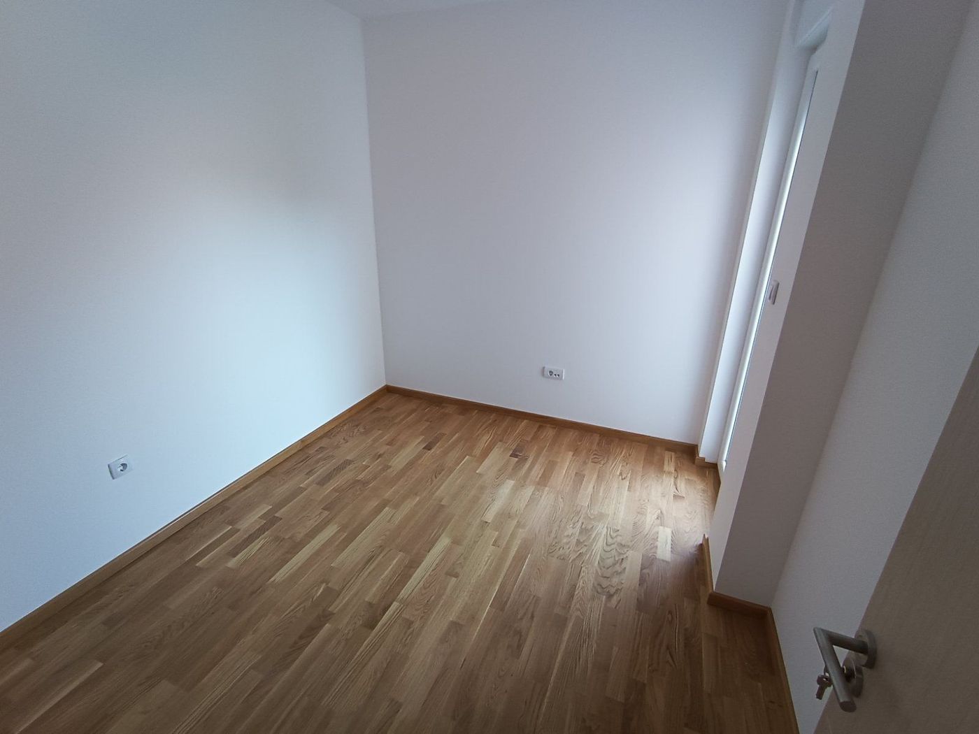 Cena sa PDV om   parking mesto   NOV   4 spavaće   062 792 583 4