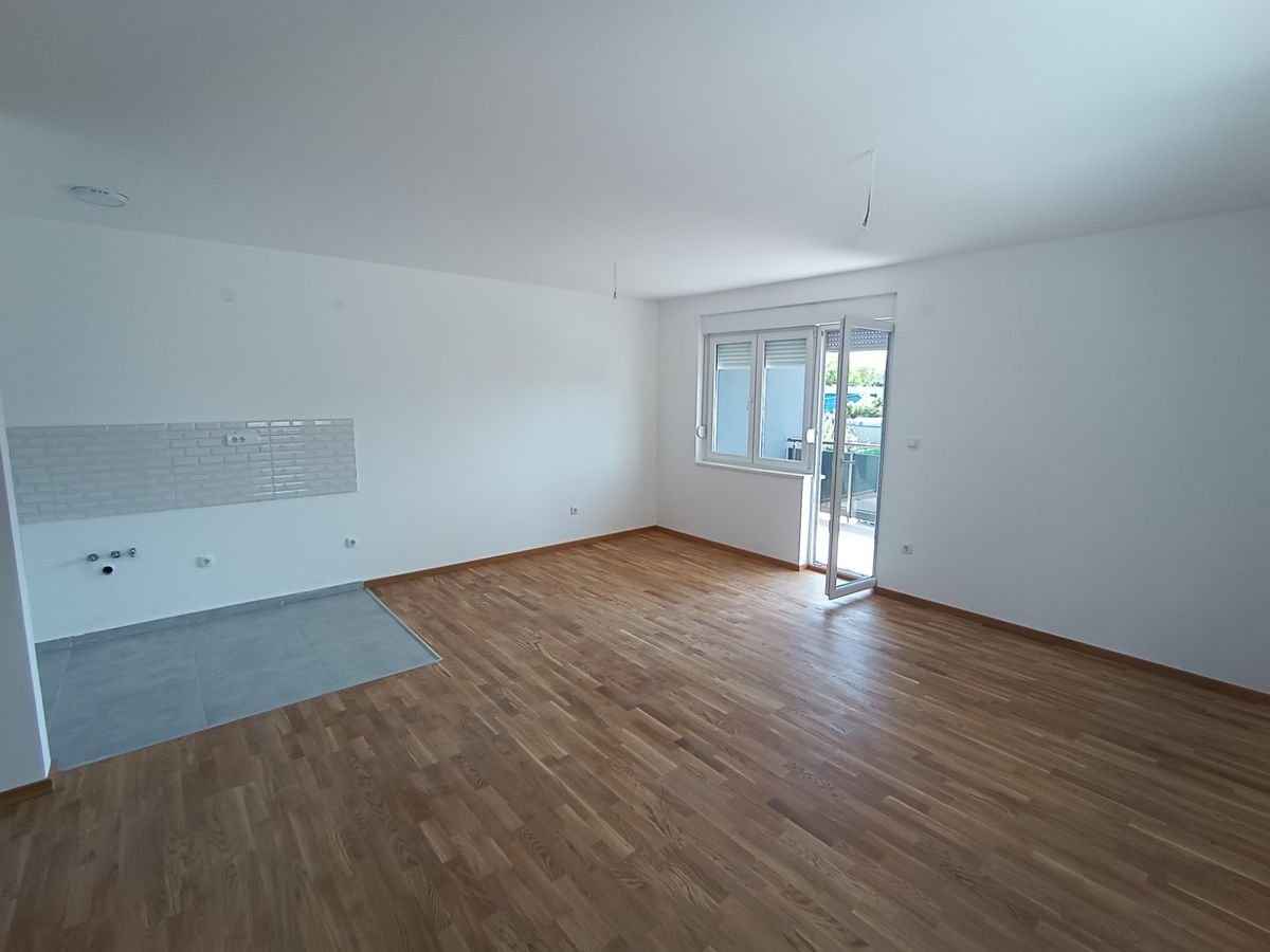 Cena sa PDV om   parking mesto   NOV   4 spavaće   062 792 583 2