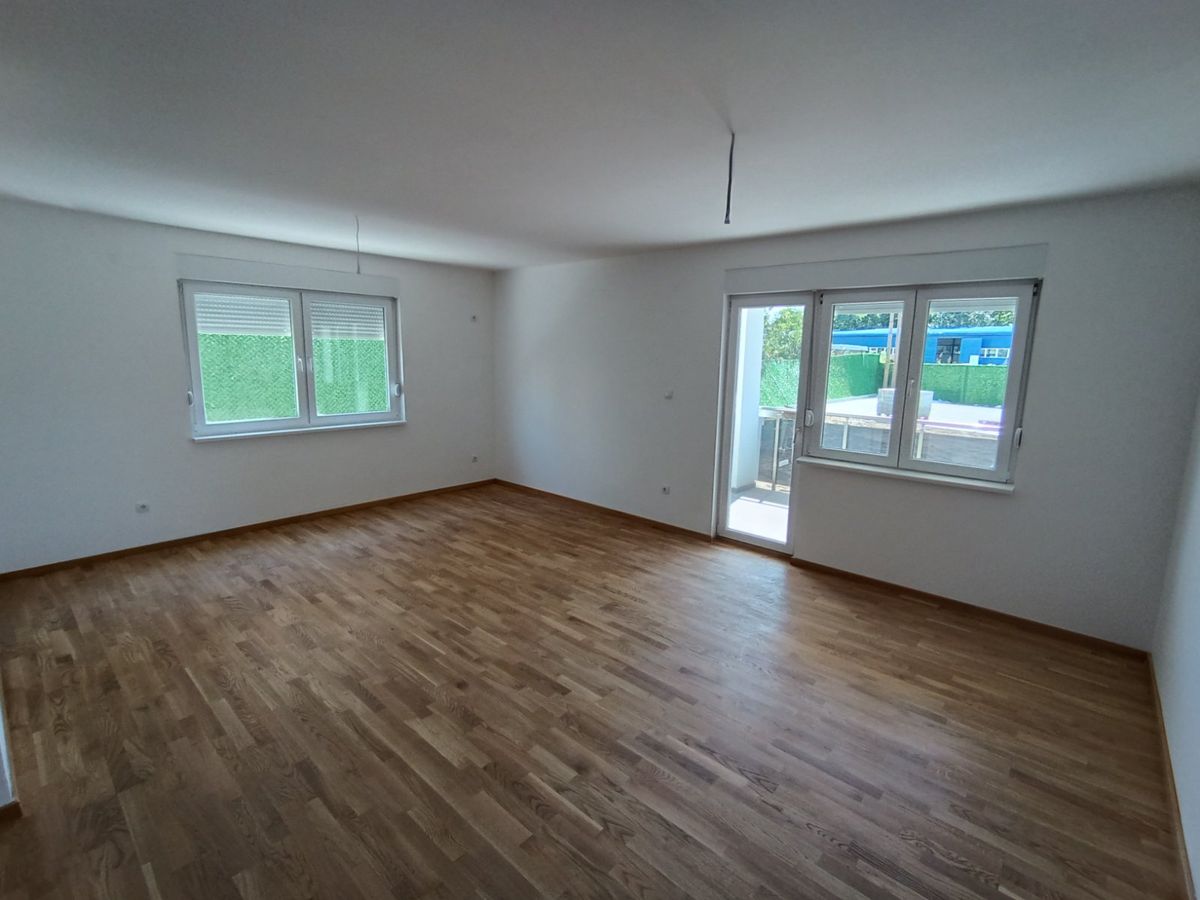 Cena sa PDV om   parking mesto   NOV   3 spavaće   062 792 583 2