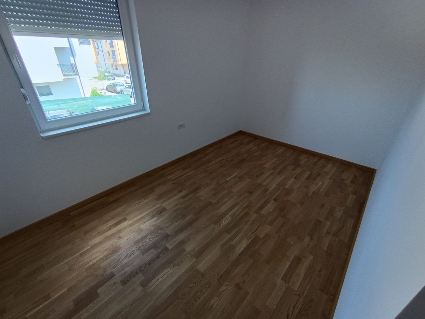 Cena sa PDV om   parking mesto   NOV   4 spavaće   062 792 583 3