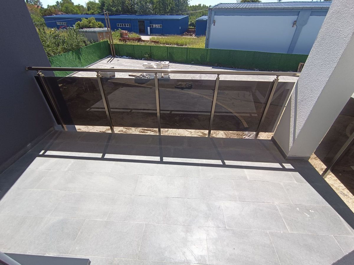 Cena sa PDV om   parking mesto   NOV   4 spavaće   062 792 583 5