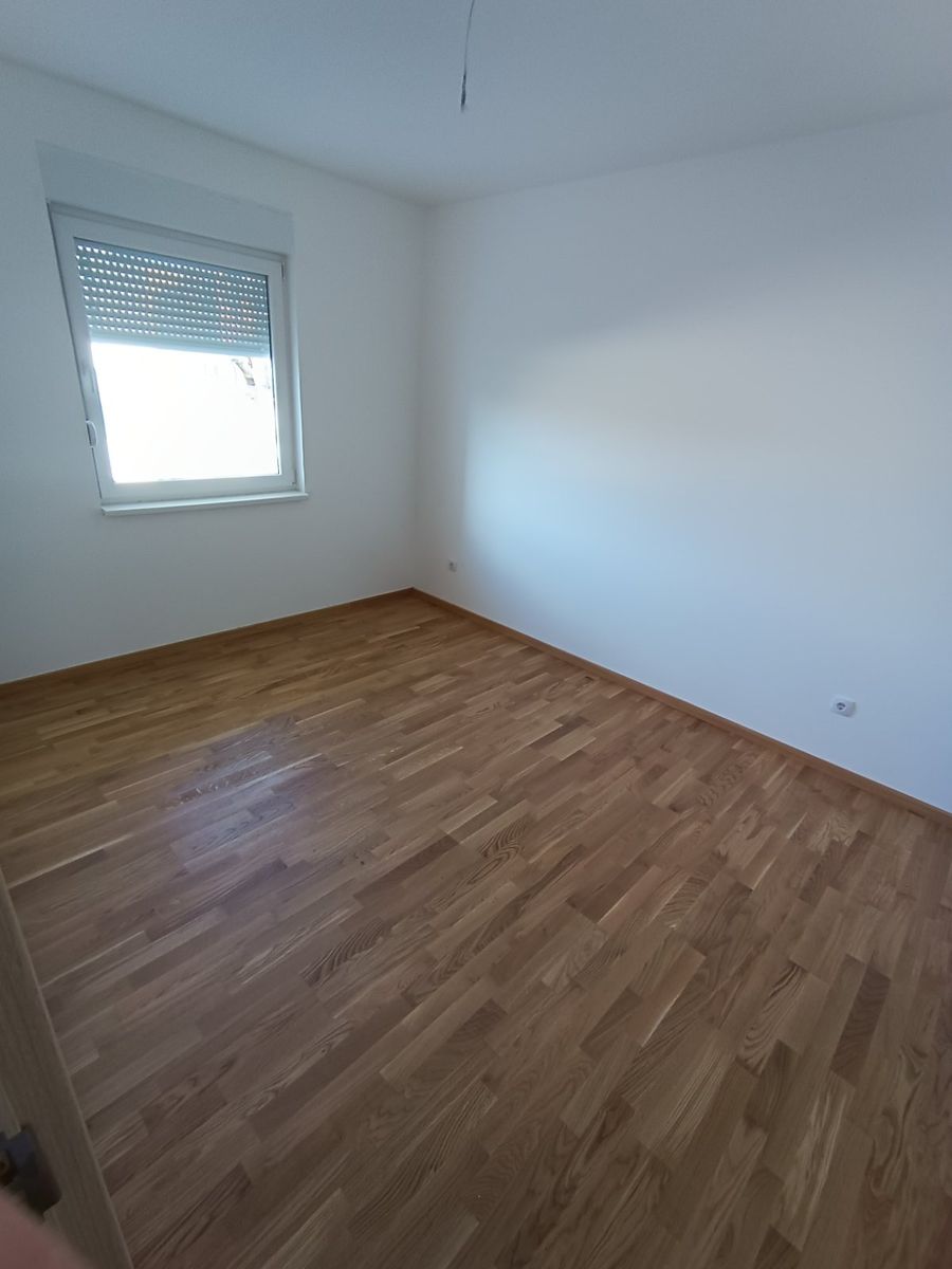 Cena sa PDV om   parking mesto   NOV   3 spavaće   062 792 583 4