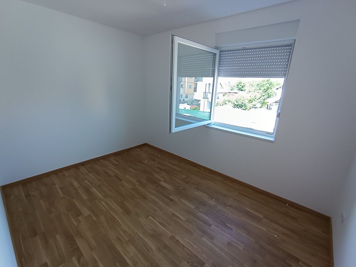 Cena sa PDV om   parking mesto   NOV   4 spavaće   062 792 583 3