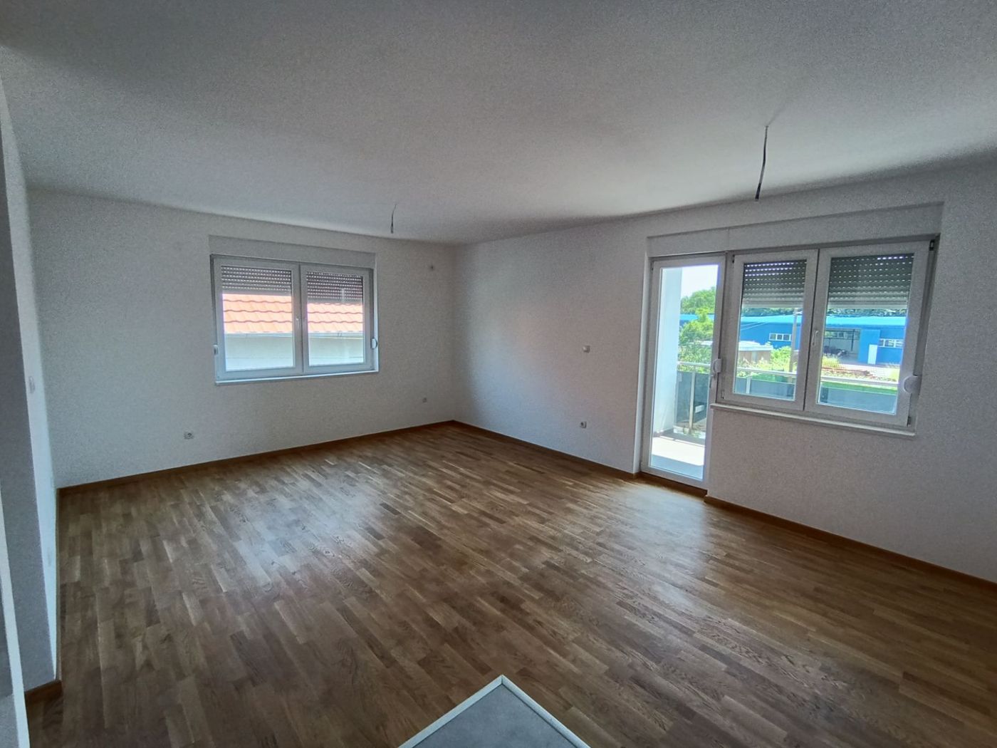 Cena sa PDV om   parking mesto   NOV   4 spavaće   062 792 583 2