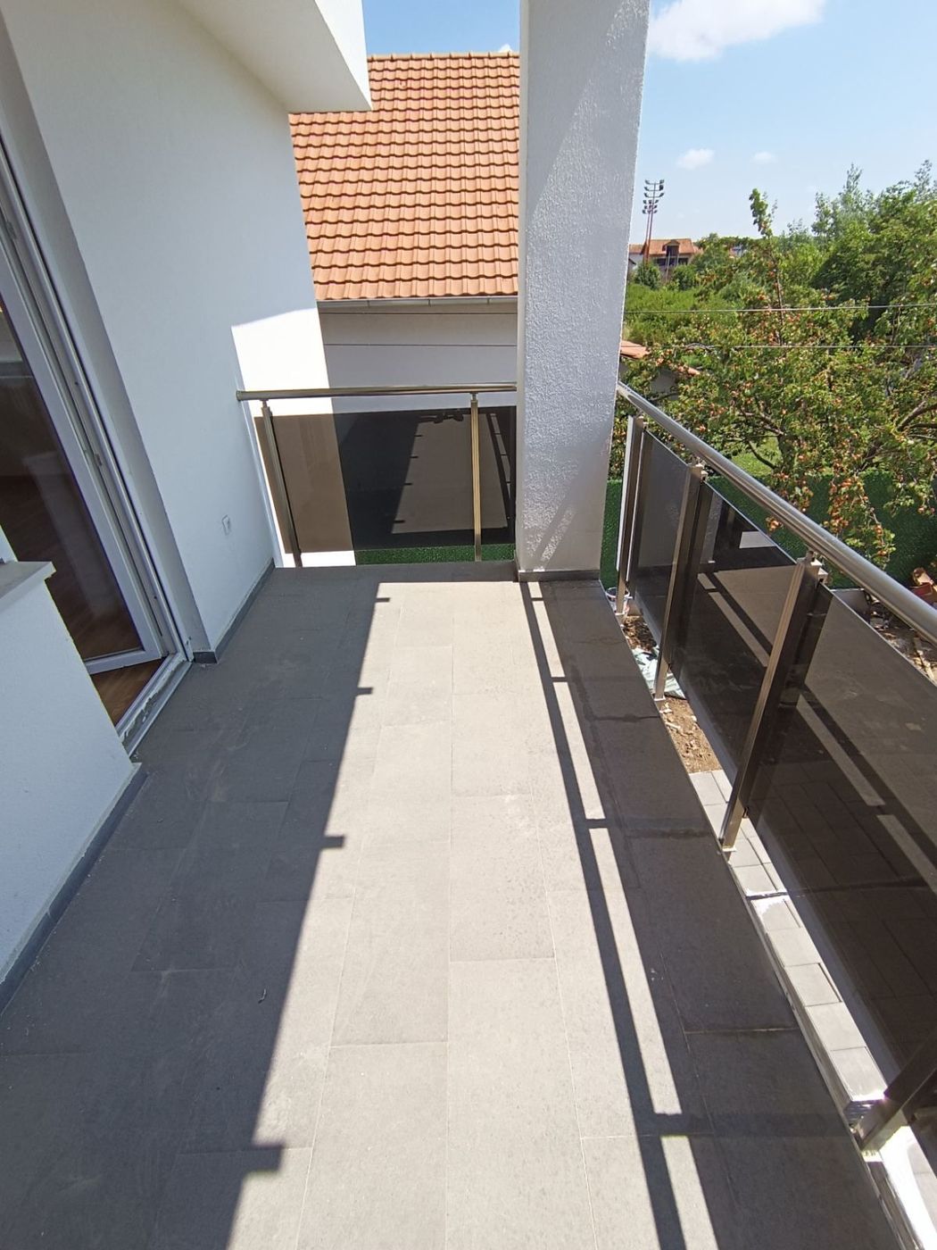 Cena sa PDV om   parking mesto   NOV   4 spavaće   062 792 583 5