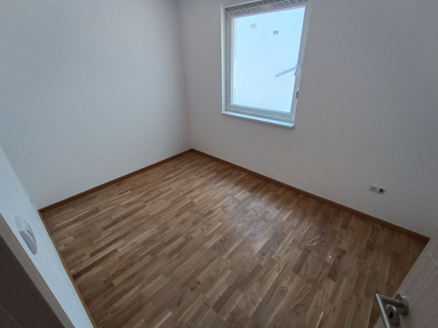 Cena sa PDV om   parking mesto   NOV   3 spavaće   062 792 583 3