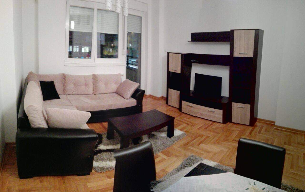 Prodajem komplet opremljen stan na izuzetnoj lokaciji 2