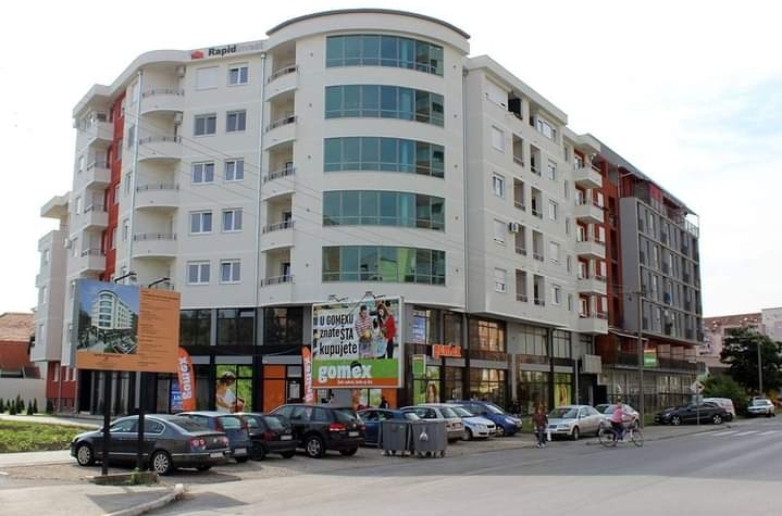 Prodajem komplet opremljen stan na izuzetnoj lokaciji 1