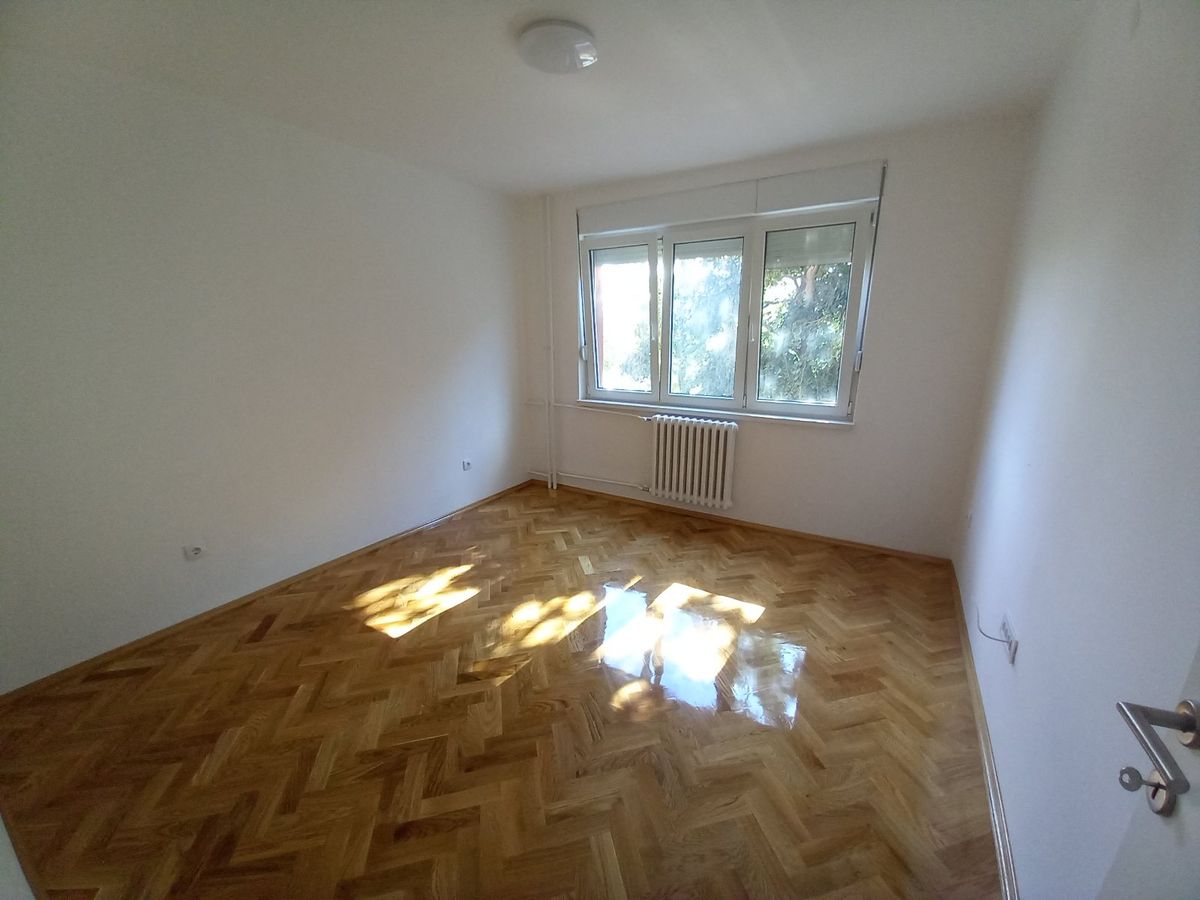 Kompletno renoviran   trosoban   savršen raspored   062 792 583 3