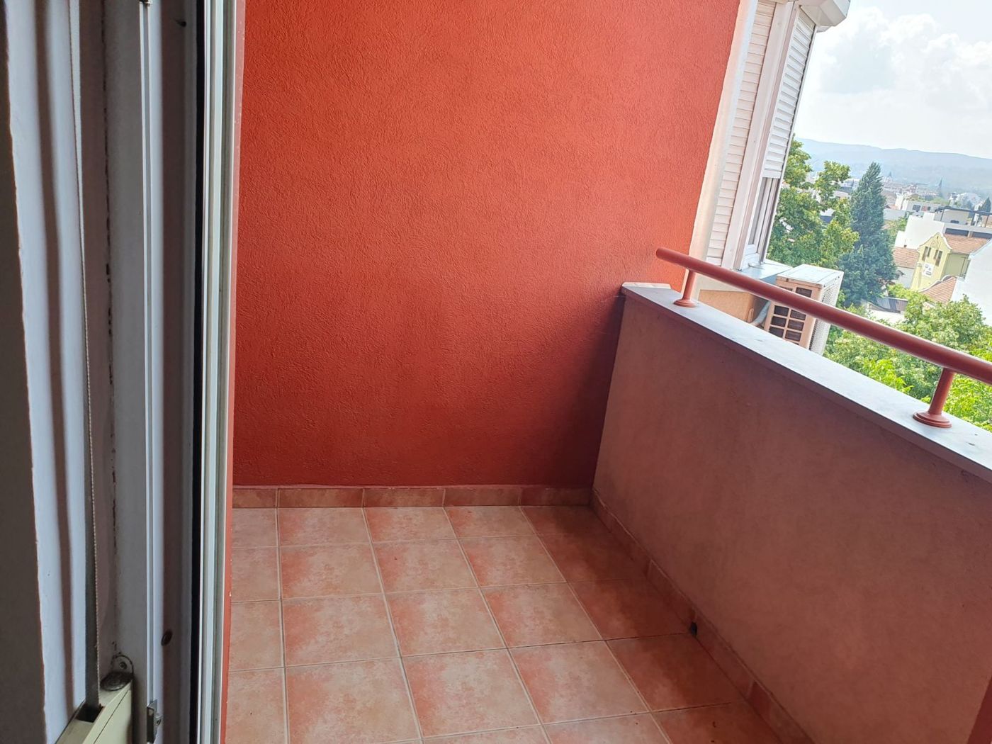 Uknjižen trosoban stan   sjajan pogled   062 792 583 4