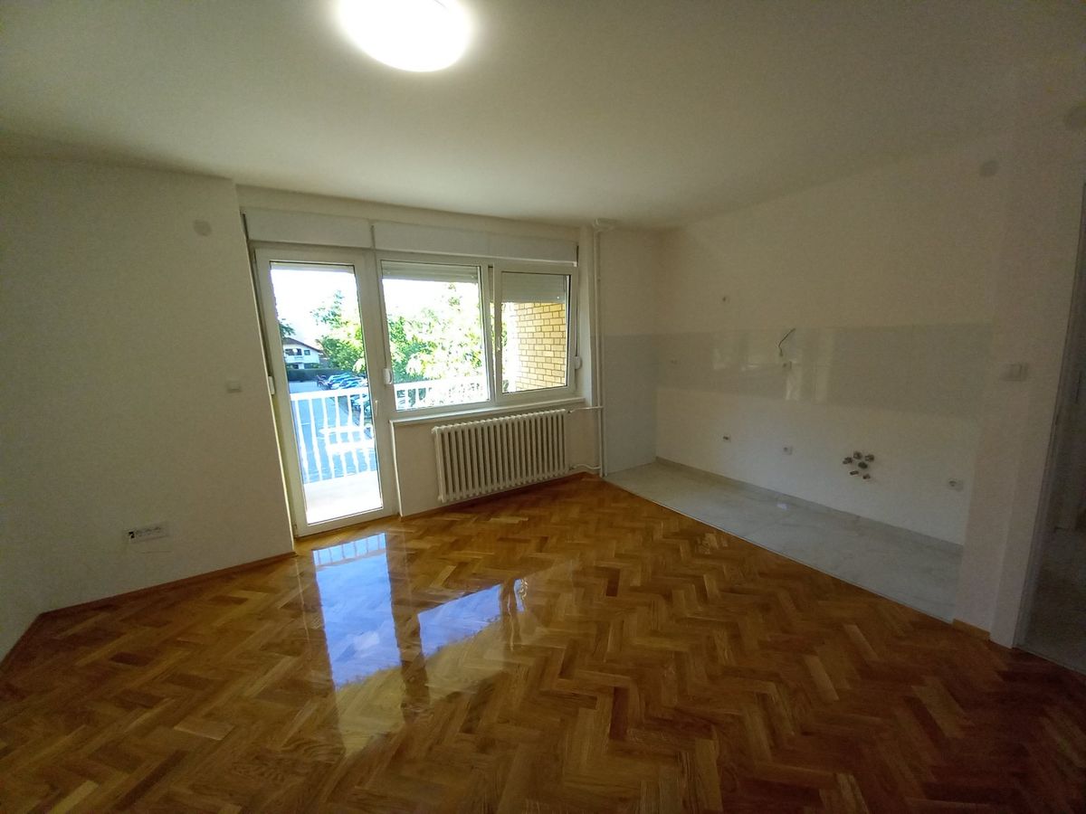 Kompletno renoviran   trosoban   savršen raspored   062 792 583 2