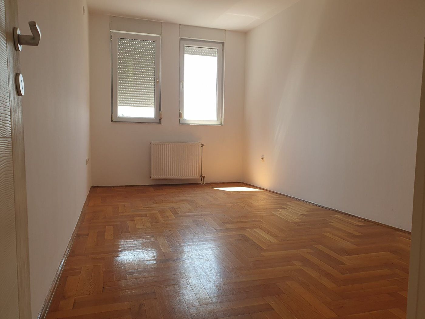 Uknjižen trosoban stan   sjajan pogled   062 792 583 2