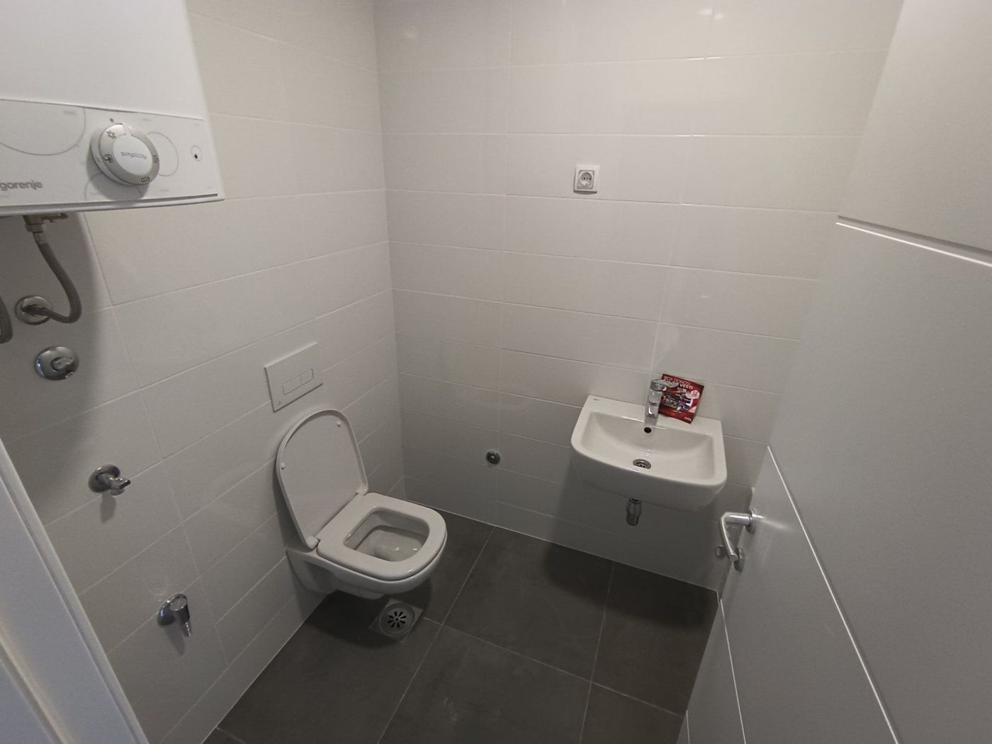 Prazan odmah useljiv jednoiposoban nov stan 4