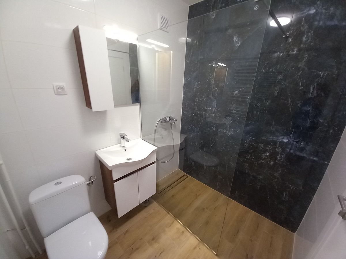 Kompletno renoviran   trosoban   savršen raspored   062 792 583 4