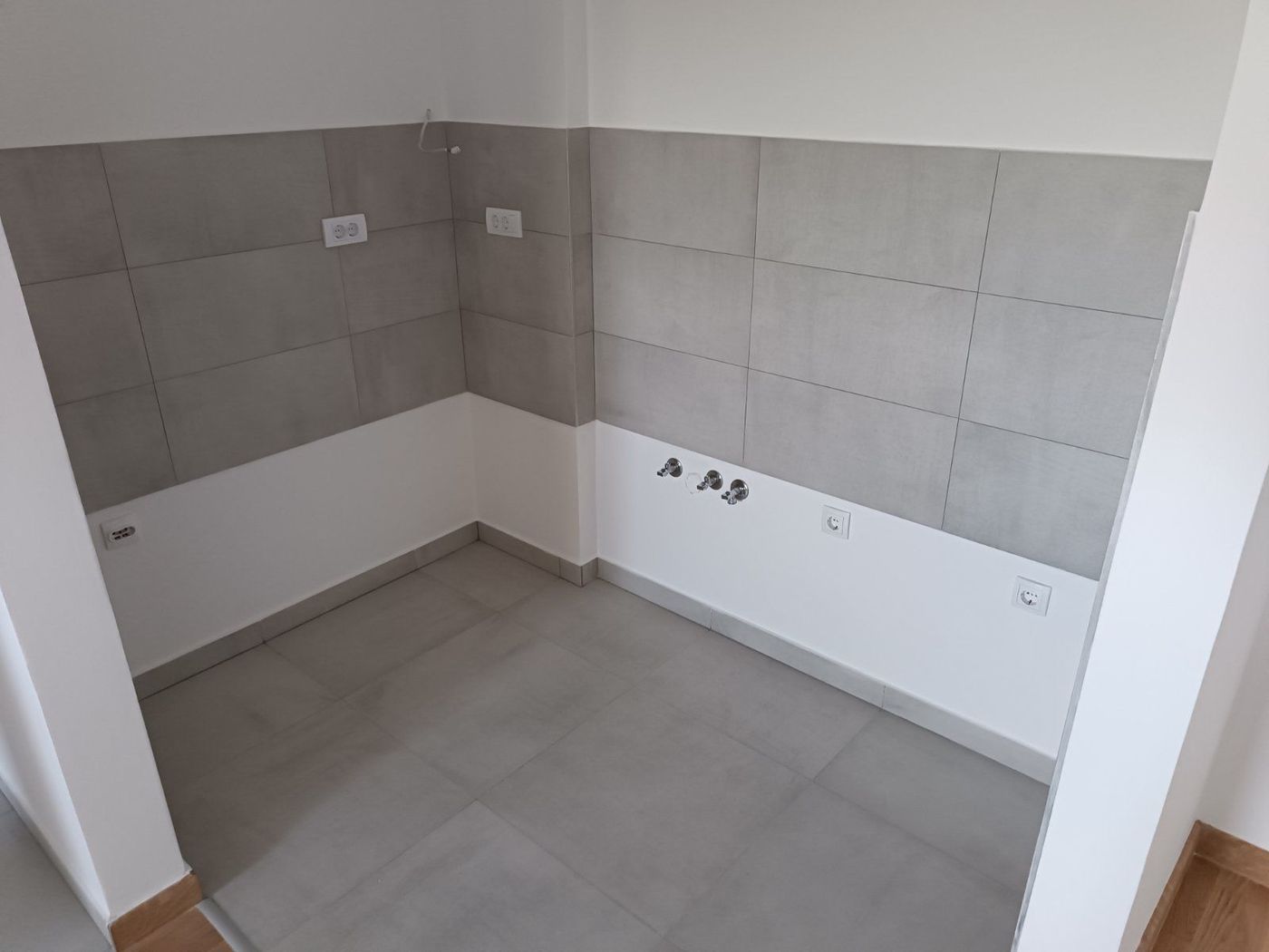 Prazan odmah useljiv jednoiposoban nov stan 3