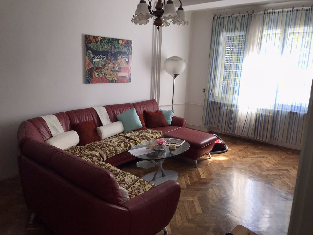 Uknjižen dvoiposoban stan na Keju   062 792 583 1