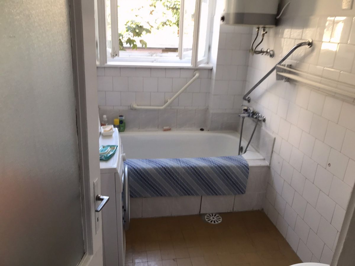 Uknjižen dvoiposoban stan na Keju   062 792 583 5