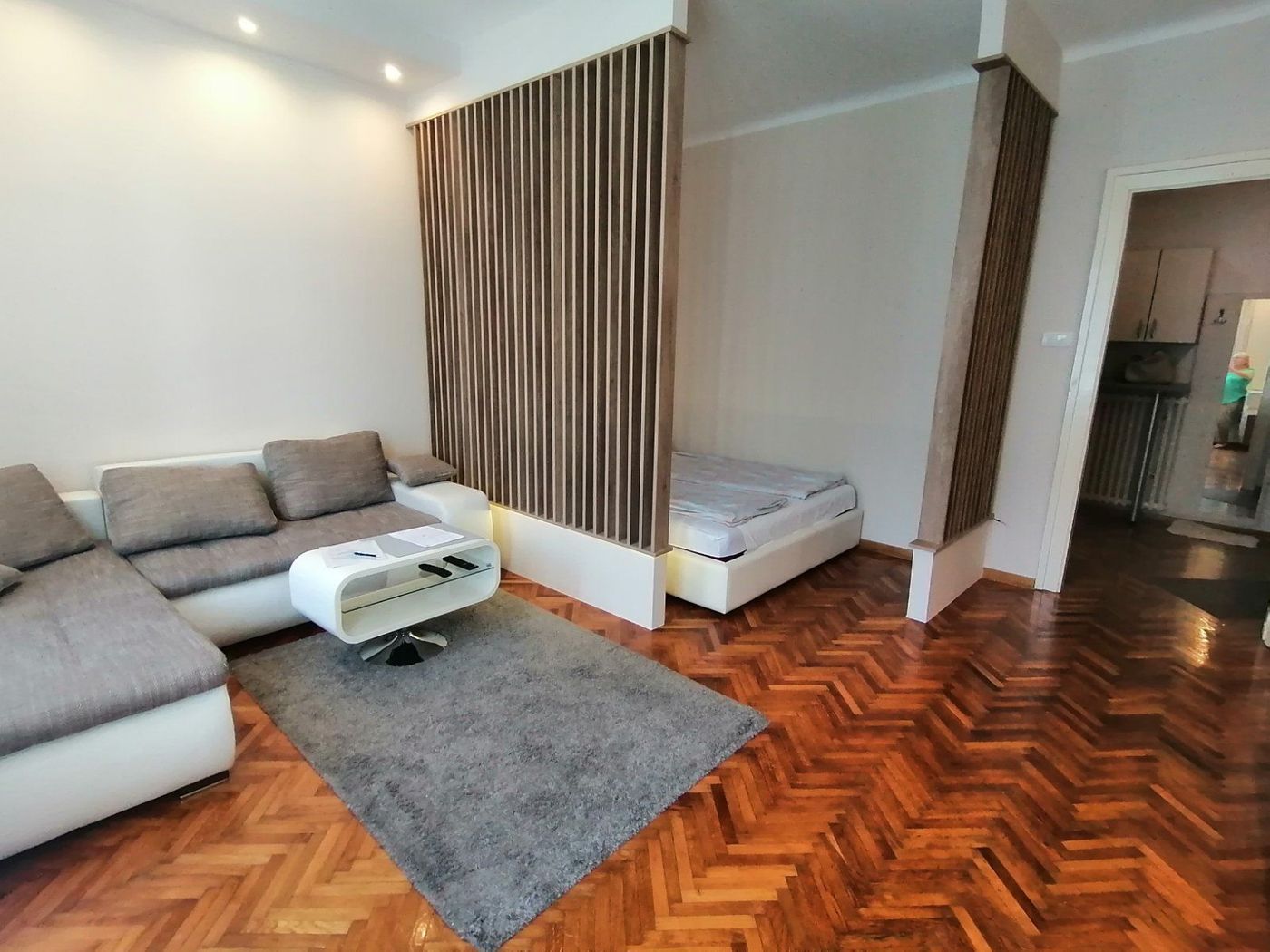 Uknjižen   strogi centar grada   namešten   062 792 583 1