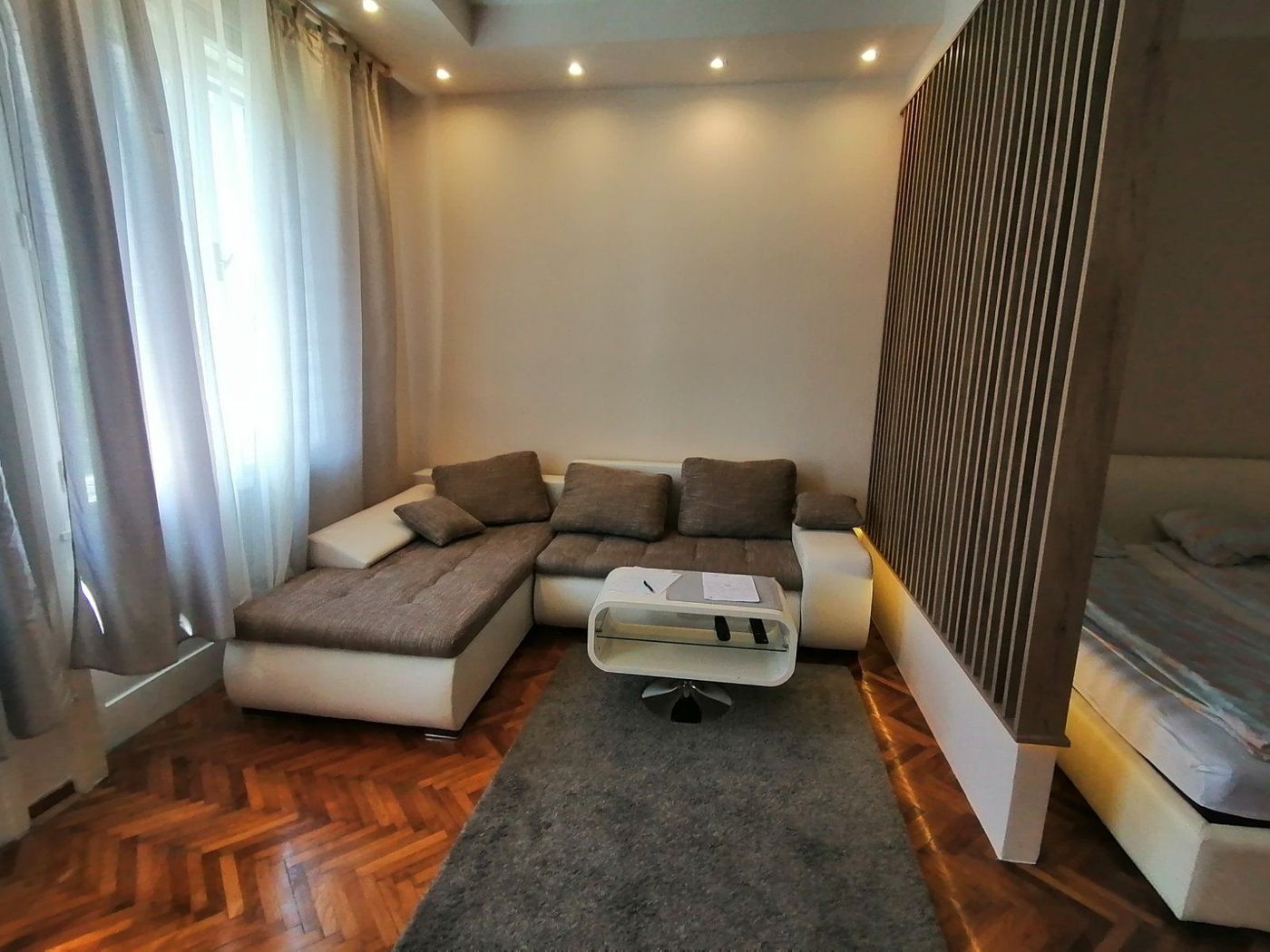 Uknjižen   strogi centar grada   namešten   062 792 583 3